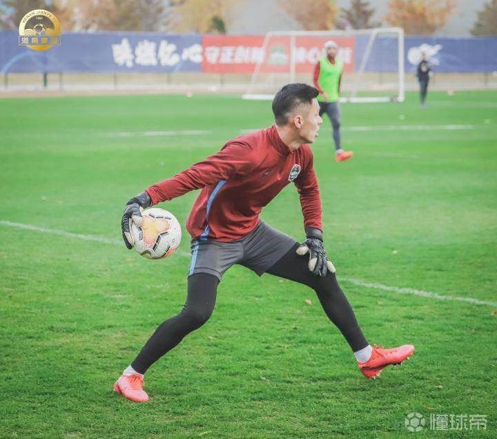 建业队员团结一心,成功击败对手 建业队员团结一心,成功击败对手