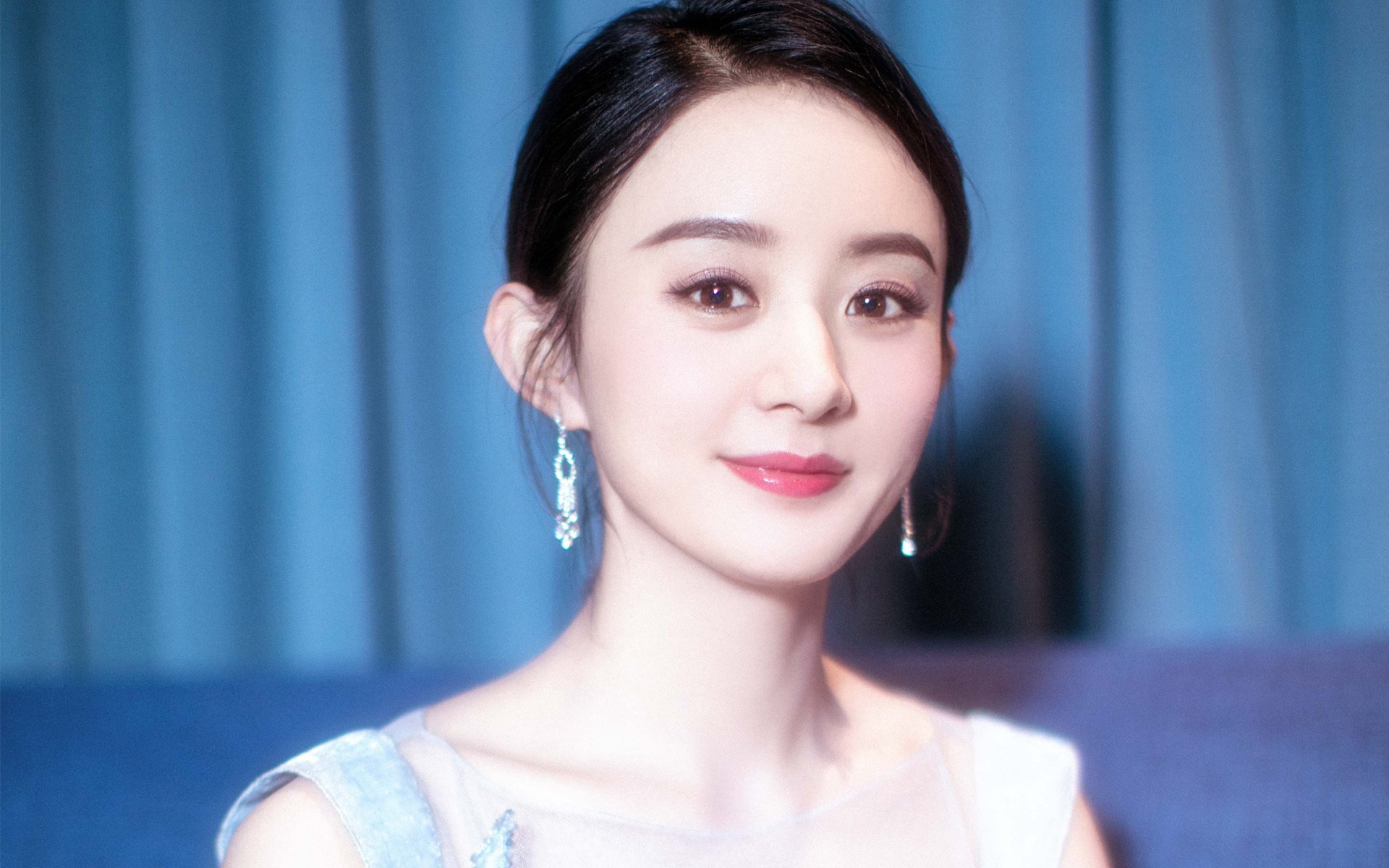 双线叙事，当刺客军团切割铁血战车，王者以眼神点燃沉默看台